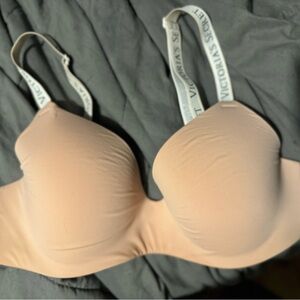 VS Wireless lightly lined bra. New never worn